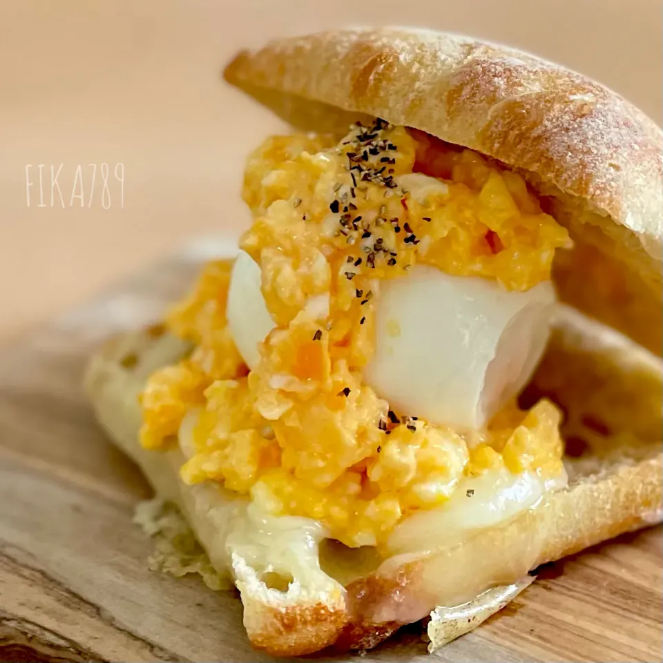 Snapdishの料理写真:チーズもいれて egg ＆ egg サンドイッチ|FIKA789さん