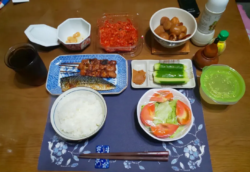 サラダとお惣菜の鯖塩焼きと焼き鳥(夕飯)|enarinさん