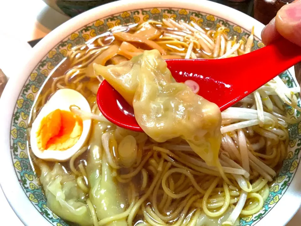 手作り海老ワンタン麺(醤油味)                         スープは煮干し昆布などで出汁をとり中華スープ、鶏ガラでベースを作り併せました。|Takeshi  Nagakiさん