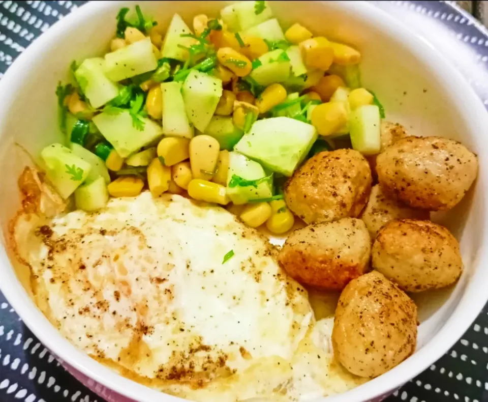 Chicken ball egg salad|Happy Green Bowlさん