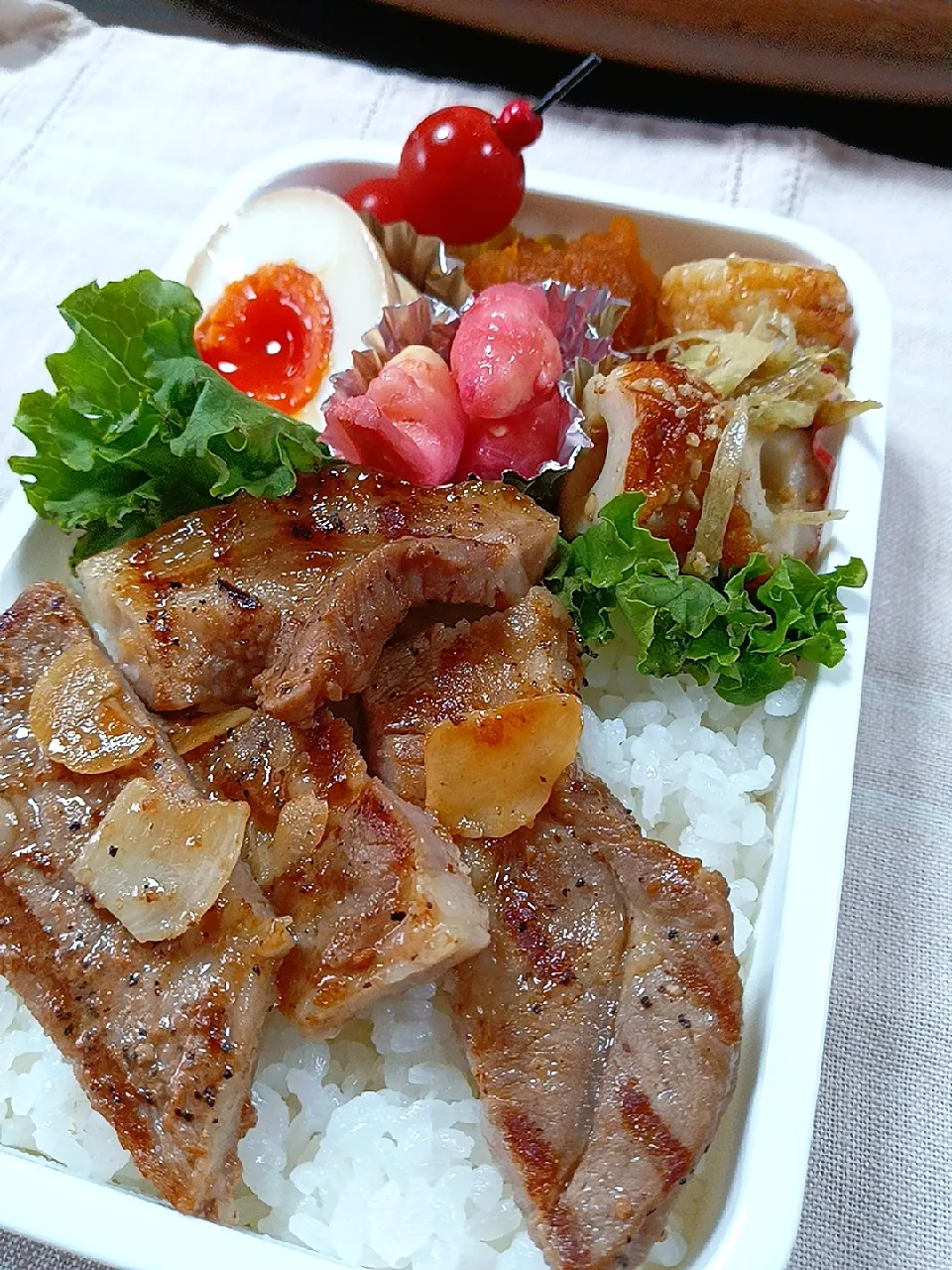 Snapdishの料理写真:パパのお弁当　は、シニア弁当のはず（笑）
✳️豚テキ　大好評
✳️ちくわとみょうがのゴマポン酢和え
✳️かぼちゃ甘辛煮
✳️味たま　生姜醤油味
✳️谷中生姜を梅酢に漬けてみた|かみちゃんさん