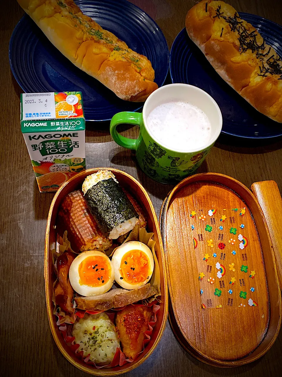 お弁当🍱　おむすび　鰹ふりかけ　白胡麻塩　トマトベジシート　明太子海苔　焼豚　煮卵　ソーセージソテー　バーベキューソース　チーズハンバーグ　フライドチキン　オーロラ辛ソース　クリスピーチキンシーズニング　野菜ジュース　麦茶　明太子チーズ餅入りパン　ホットミルク|ch＊K*∀o(^^*)♪さん