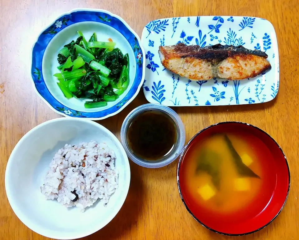 Snapdishの料理写真:2022 0905　鰤の塩焼き　小松菜のおひたし　もずく　豆腐とわかめのお味噌汁|いもこ。さん