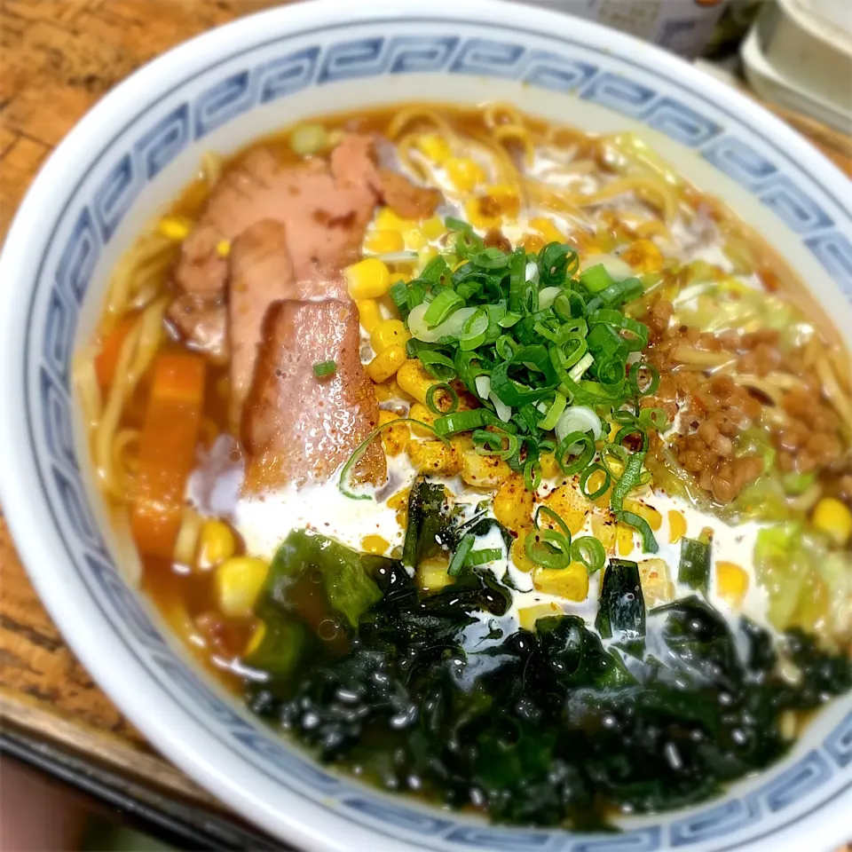 コーヒーフレッシュと食卓カレーパウダーで簡単味噌カレー牛乳ラーメン🍜|にょんにいさん