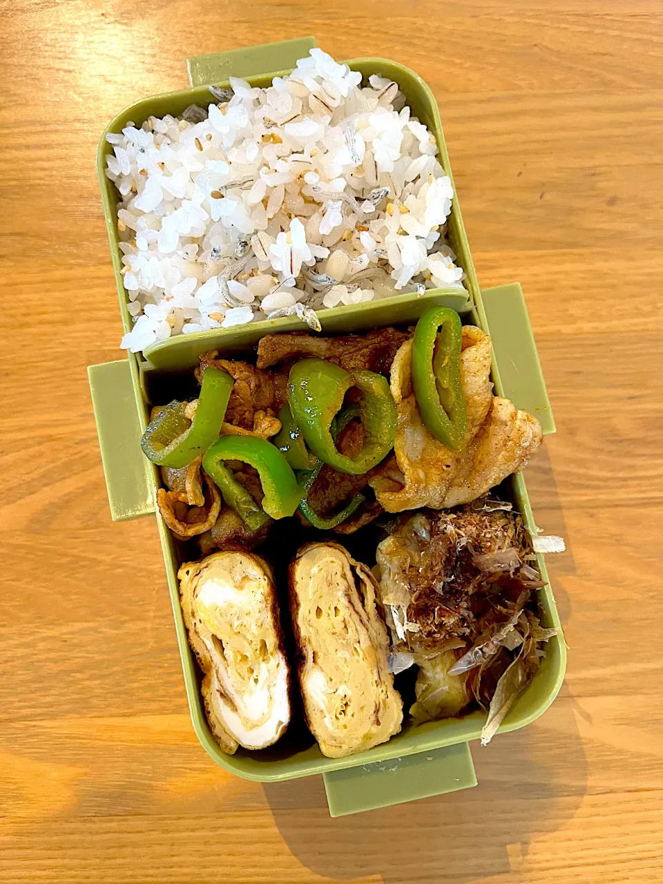 豚バラピーマンカレー炒め弁当🍱|ちっくんさん