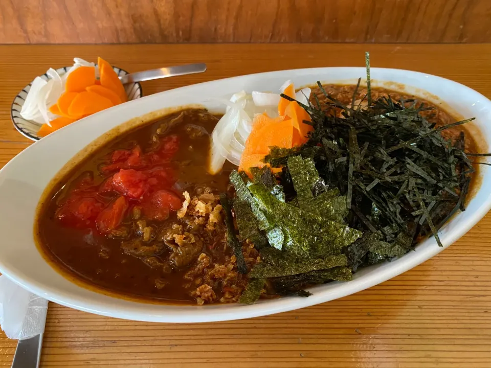 ビーフトマト(大大辛)と極辛キーマクラシックのあいがけのりだく🔥🍛味玉トッピング🥚ピクルスマシマシ🥒|buhizouさん