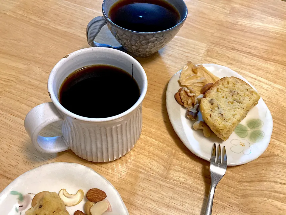 バナナとナッツのパウンドケーキ、パインのドライフルーツ、珈琲꒰ ♡´∀`♡ ꒱|さくたえさん