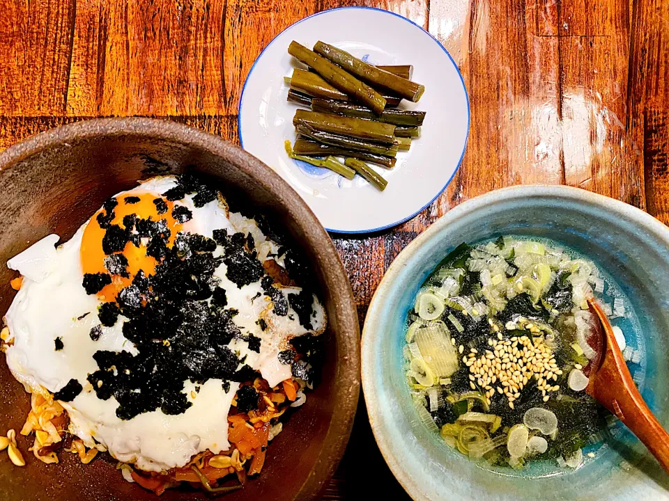 Snapdishの料理写真:ビビンバ丼(コストコに目玉焼き、揉み海苔トッピング)わかめスープ、わらび漬け|ＰＩＰＩさん