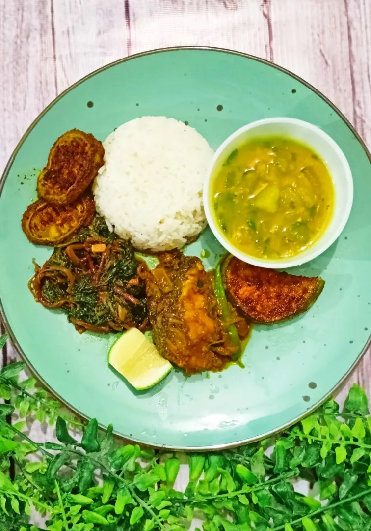 Bengali Dish. 
বাংগালী পদ। 
ভাত,বেগুন ভাজা,কাকরোল ভাজা,লালশাক এর ঝোল,রুই মাছ এর দো পেঁয়াজা, পেঁপে ডাল।|Happy Green Bowlさん