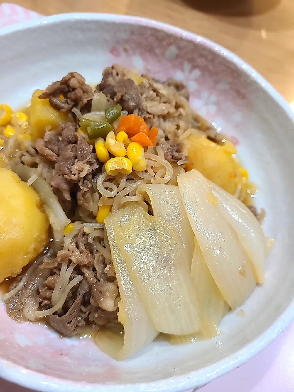 彩りはミックスベジタブルで時短
牛肉たっぷり肉じゃが😋|みぽりん♪さん