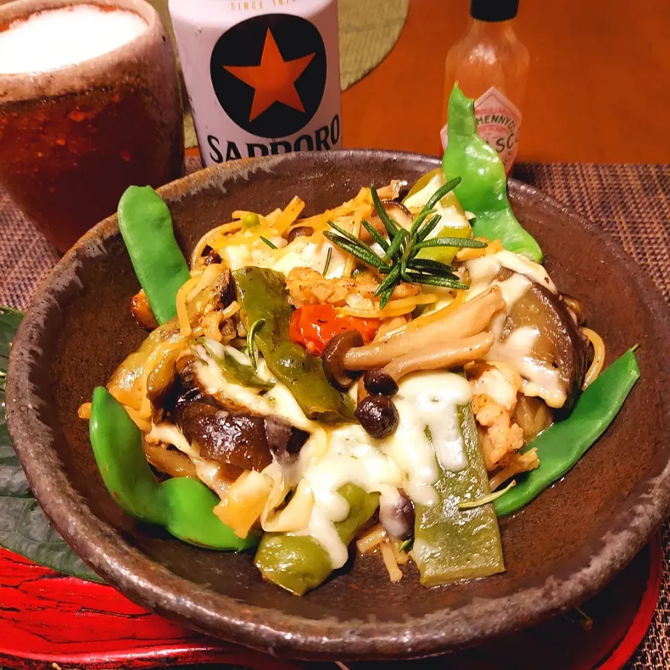 Snapdishの料理写真:ヤゲン軟骨と採れたて野菜のペペロンチーノチーズ焼き🍺|miyuki🌱さん