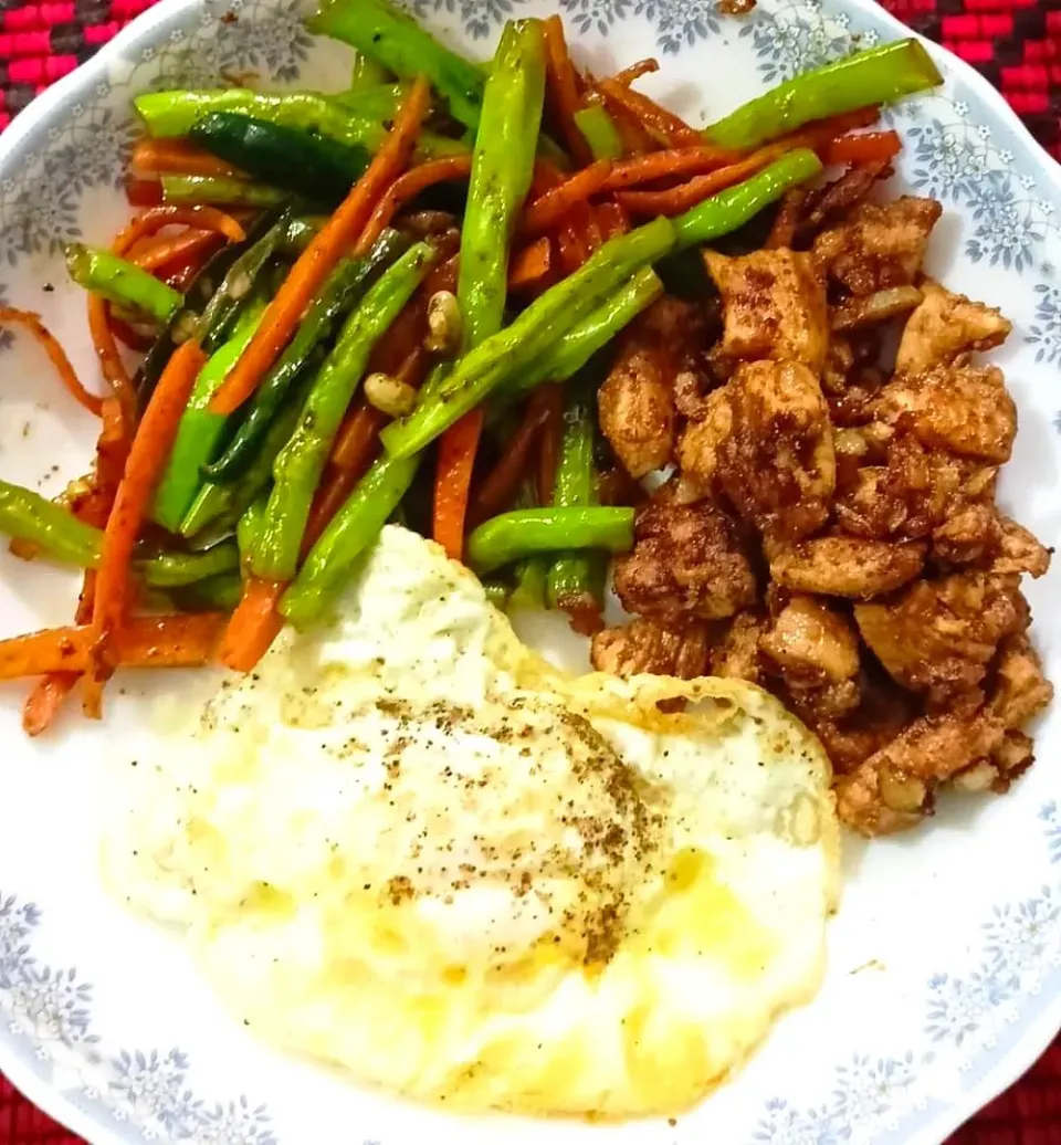 Stir fried Vegetable with garlic buttery mashroom and poached egg|Happy Green Bowlさん