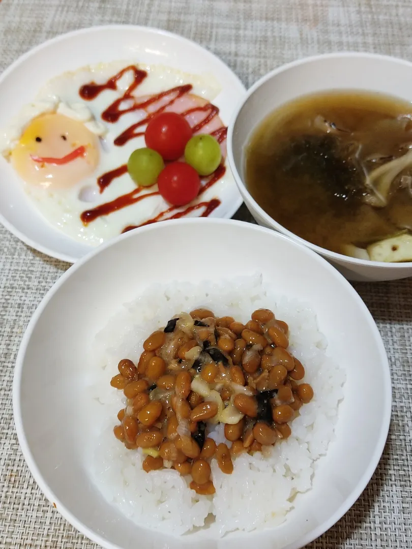 朝食はパン派？ごはん派？

納豆が食べたくなったので、ごはんにしてみました。
やはり納豆はごはんが一番合いますね。
そして、みそ汁をすすり、目玉焼きをつつく。
ふー。体が落ち着きます。|Rピージャーさん