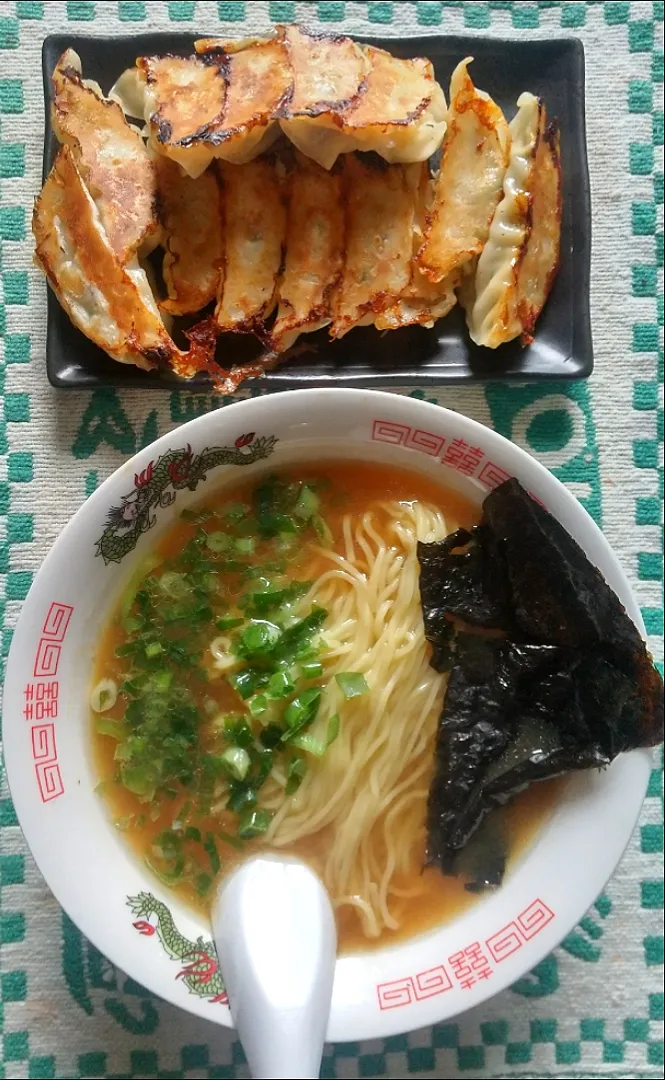 餃子定食の完成です|アリーナ香貫くんさん