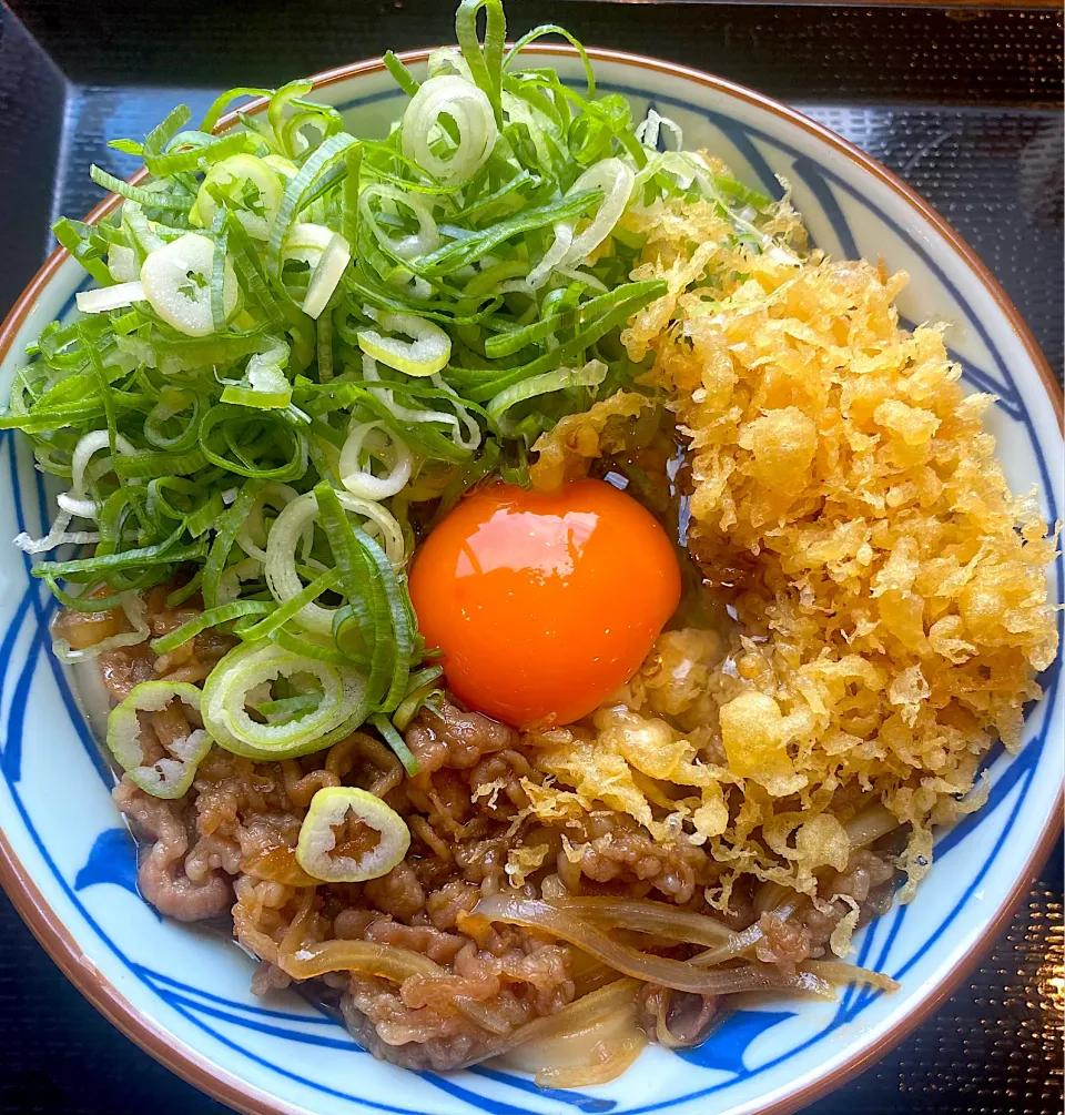 Snapdishの料理写真:肉ぶっかけうどん＋卵 750円|すくらんぶるえっぐさん