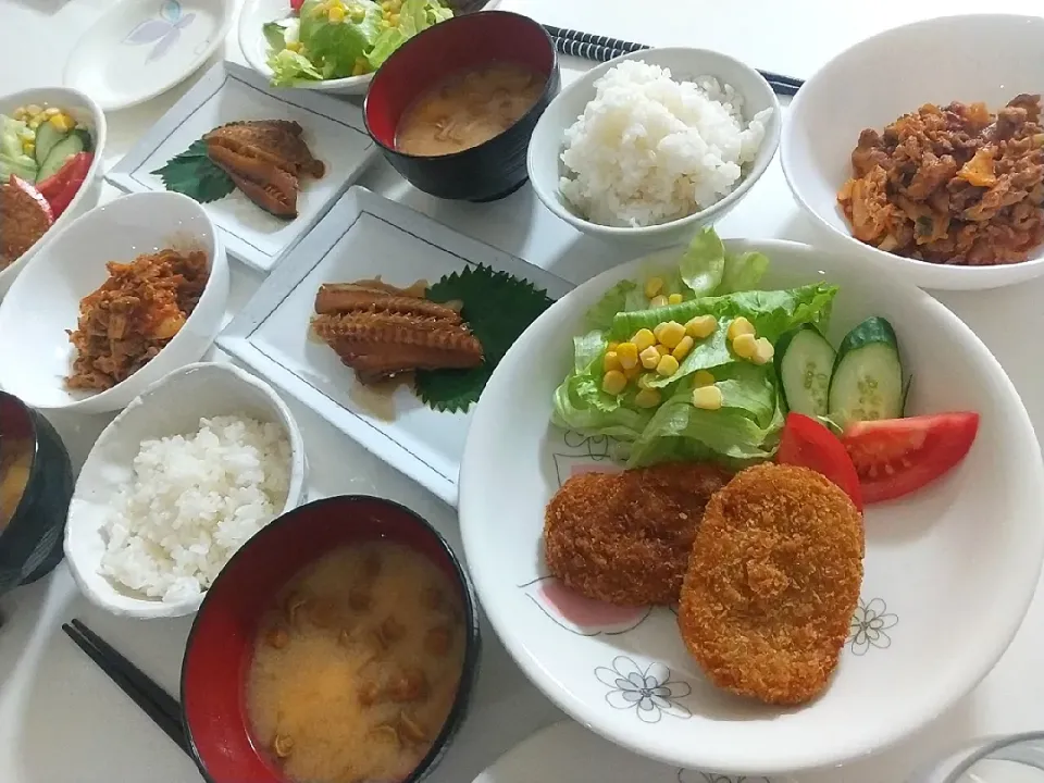 夕食(*^^*)
コロッケ&サラダ🥗
豚キムチ
銀ダラ甘辛煮
お味噌汁(なめこ、豆腐)|プリン☆さん