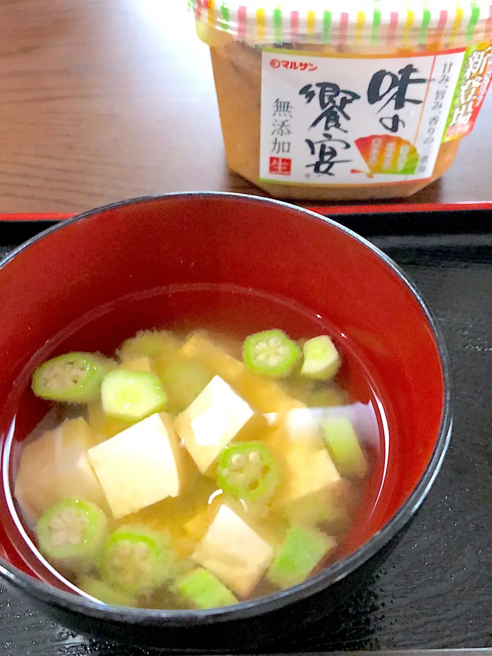 今日のお味噌汁♪自家製オクラと無添加味噌を使いました。「味の饗宴無添加生味噌マルサンアイ」香り、甘み、旨みが印象的な存在感のあるお味噌で美味しいです。|笙　みかんさん