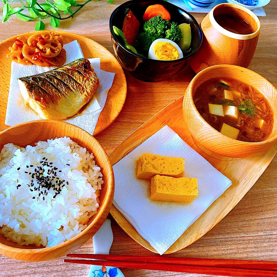 休みの朝はしっかり和食　焼きサバと蒸し野菜定食🍚🍱|Sの食卓さん