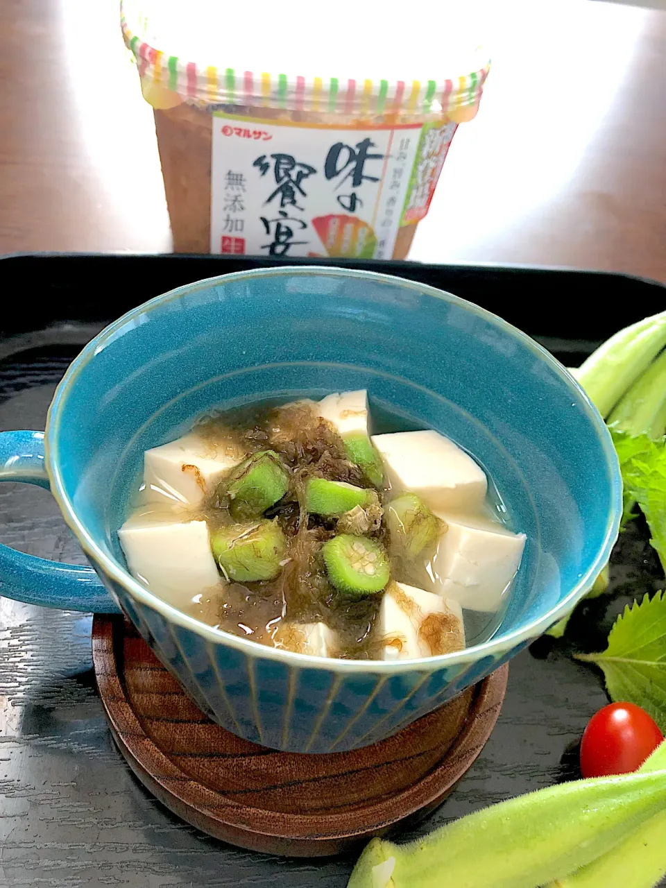 Snapdishの料理写真:無農薬野菜と無添加生味噌のお味噌汁♪オクラ、豆腐、とろろ昆布を使いました。お味噌はマルサンアイの「味の饗宴」香り、甘み、旨味のバランスが良くて美味しいです。|笙　みかんさん