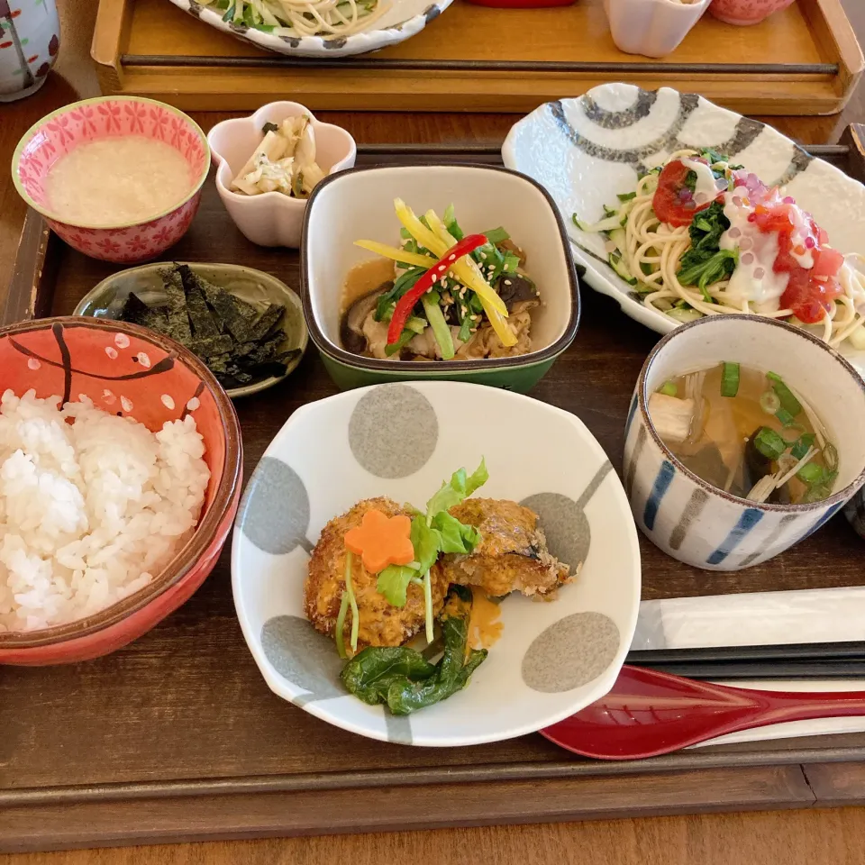 ほうれん草とトマトのチーズパスタサラダ鶏肉ときのこのバター醤油ソテー　　　　山芋コロッケ🥢|ちゃみこさん