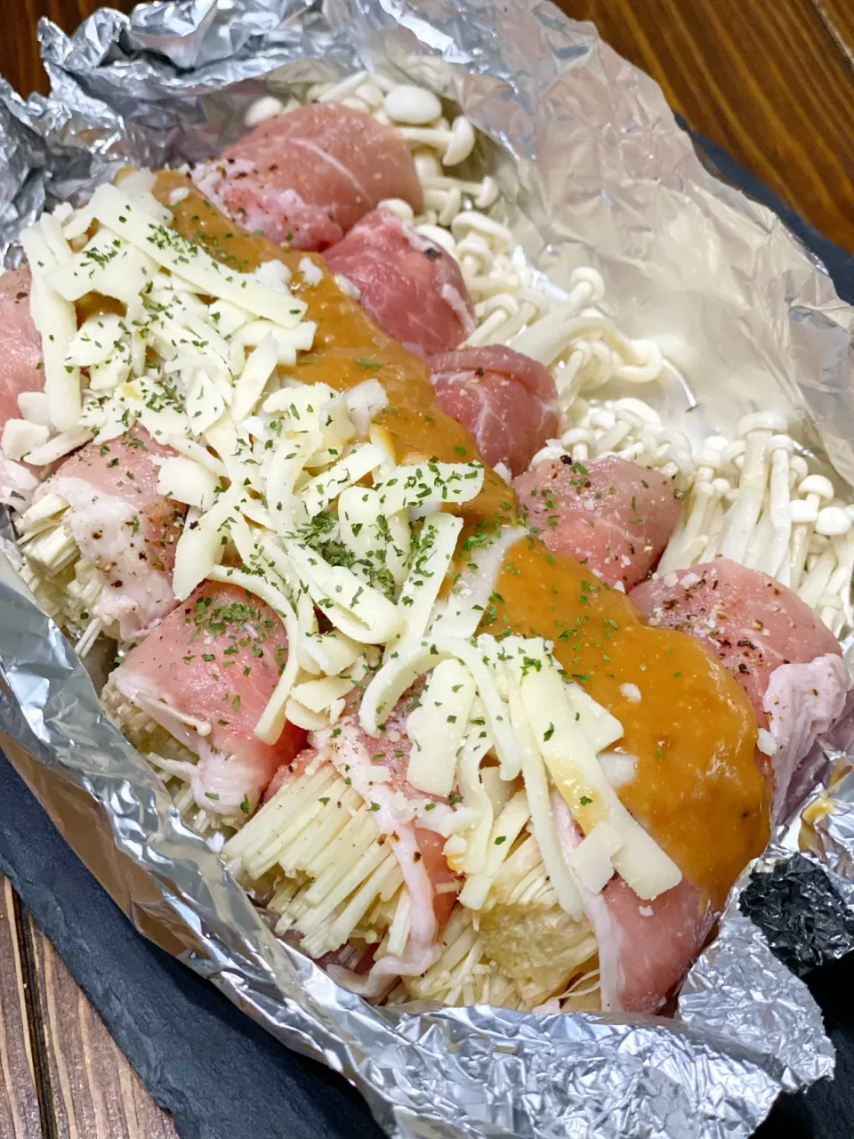 Snapdishの料理写真:豚えのきホイル焼き♪味噌マヨチーズ|asuu*さん