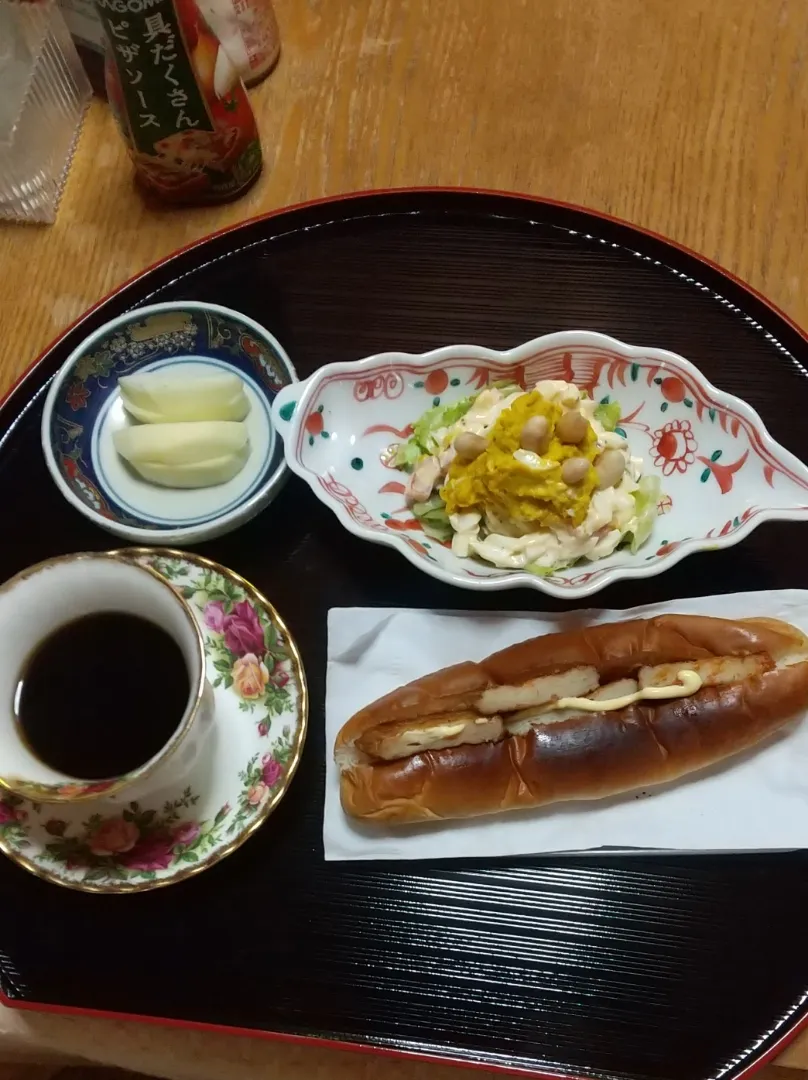 アフタヌーンティーセットです
薩摩揚げをいただきました。
🥖にはさんで食べてみました|みやちゃんさん