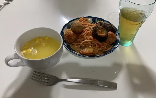 Snapdishの料理写真:晩御飯は、思いきり手抜きご飯。☆インスタントスープ☆トマトパスタ（肉団子、茄子）|Saharaさん