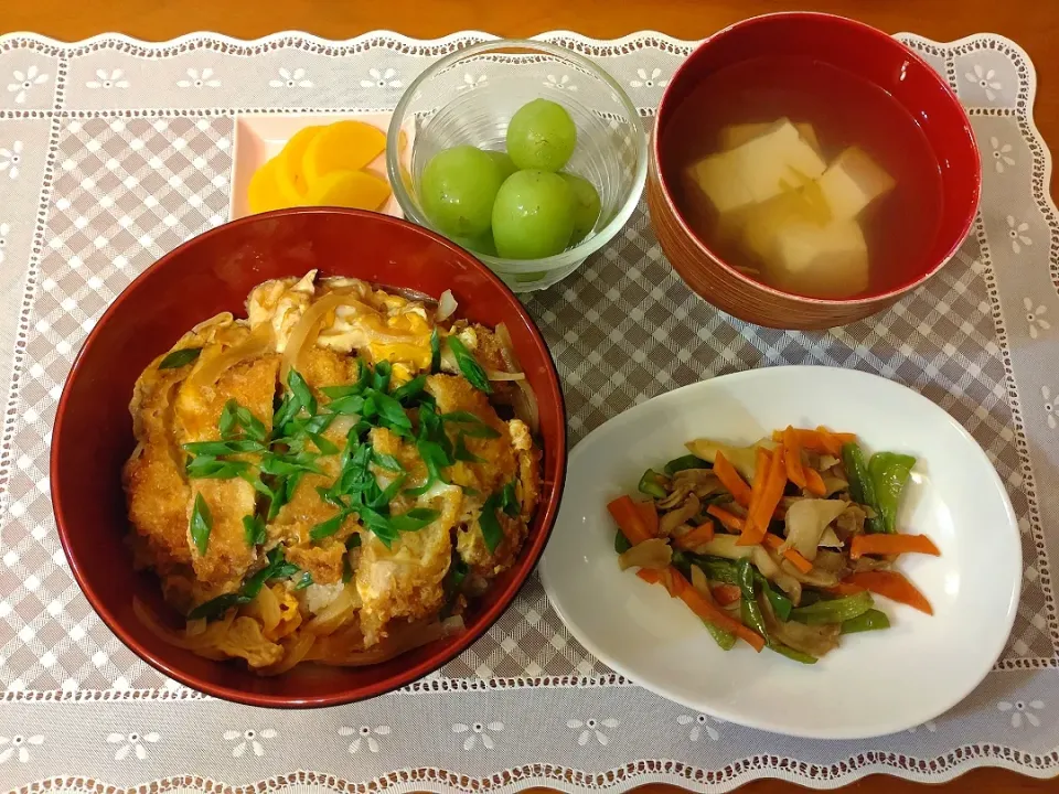 Snapdishの料理写真:☆カツ丼
☆舞茸　ピーマン　ニンジンのバター醤油炒め
☆豆腐と柚子皮すまし汁
☆たくあん
☆シャインマスカット|chikakoさん