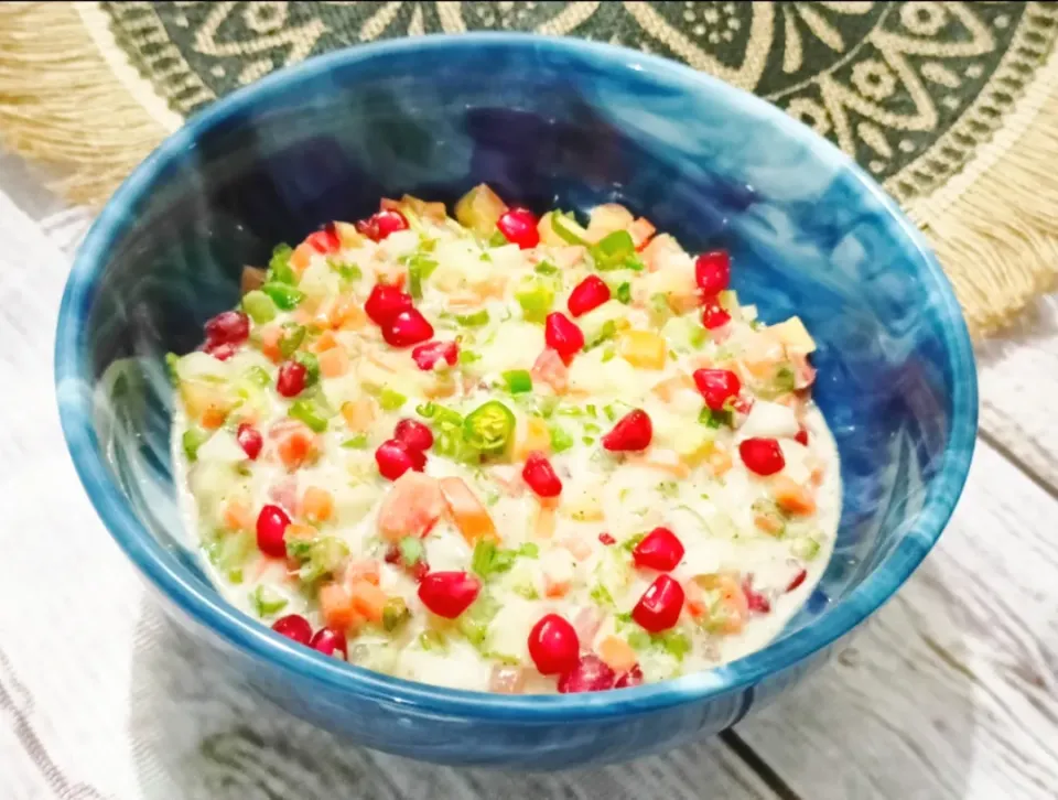 Mixed salad with pomegranate, freshly chopped cucumber, carrots, tomatoes, bell pepper with mayo and sour curd...|Happy Green Bowlさん