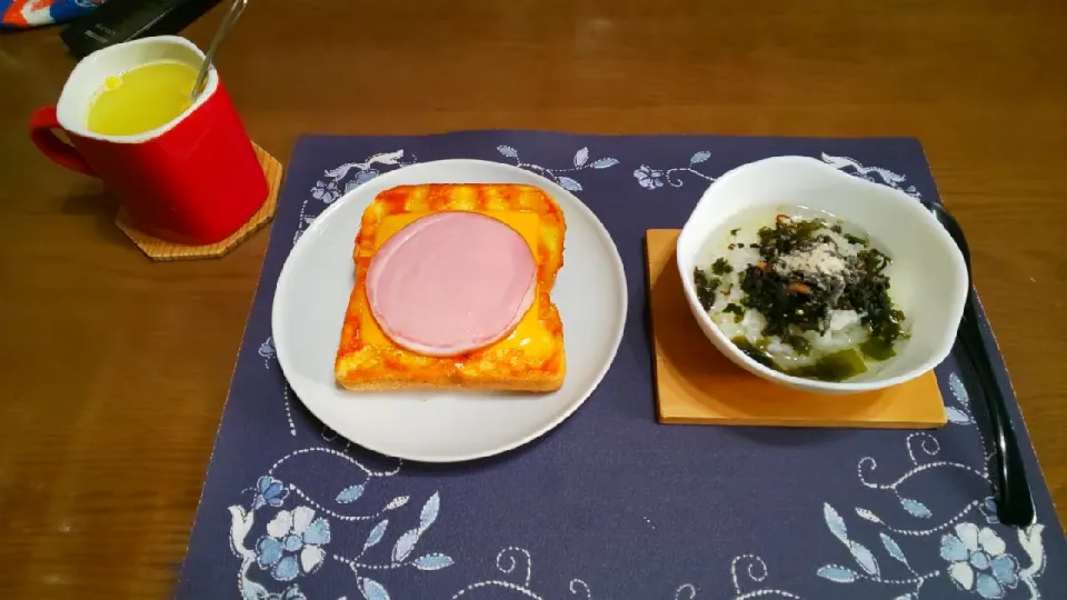 Snapdishの料理写真:ハムチーズトーストとお茶漬け(朝ご飯)|enarinさん