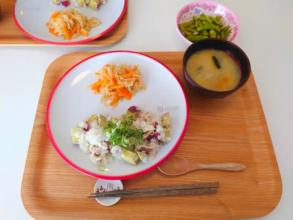 Snapdishの料理写真:今日の昼食　さつまいもと鶏肉の炊き込みご飯、切り干し大根煮物、かぼちゃと玉ねぎの味噌汁|pinknari🐰🌈さん