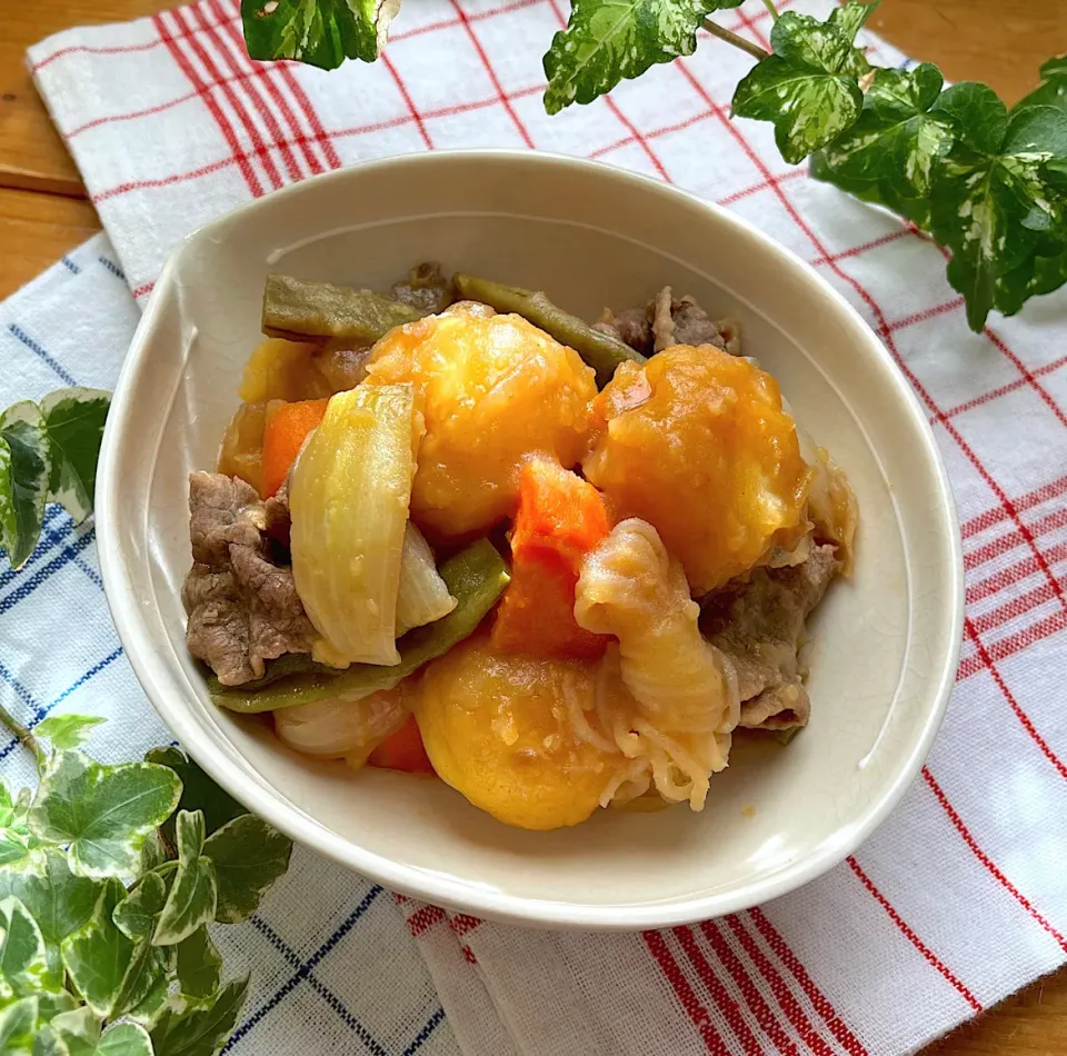 🥔今日のランチの一皿は家庭料理のド定番肉じゃが🥔我が家は肉じゃがは牛肉派🥩|Hollyさん