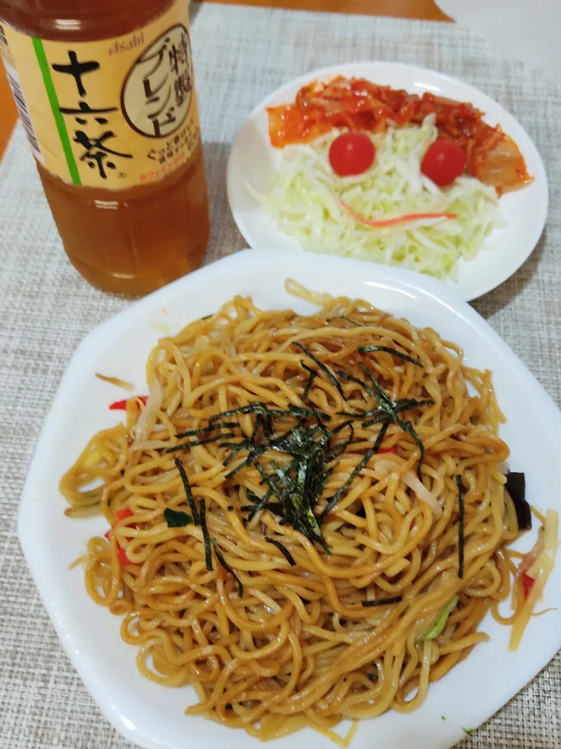 焼きそばにきざみ海苔をかける

私は青のりではなく、きざみ海苔をかけています。
海苔の風味が口の中に広がって、めちゃうまい。
海苔のすんごいところは、ご飯やパン、そして麺にも合うところ。|Rピージャーさん