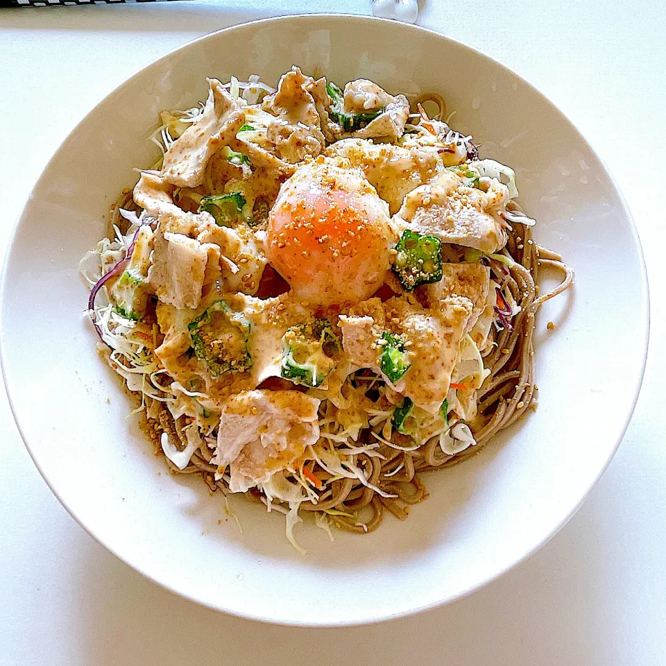 豚しゃぶサラダ蕎麦温玉のせ🥗🥢|mayuさん