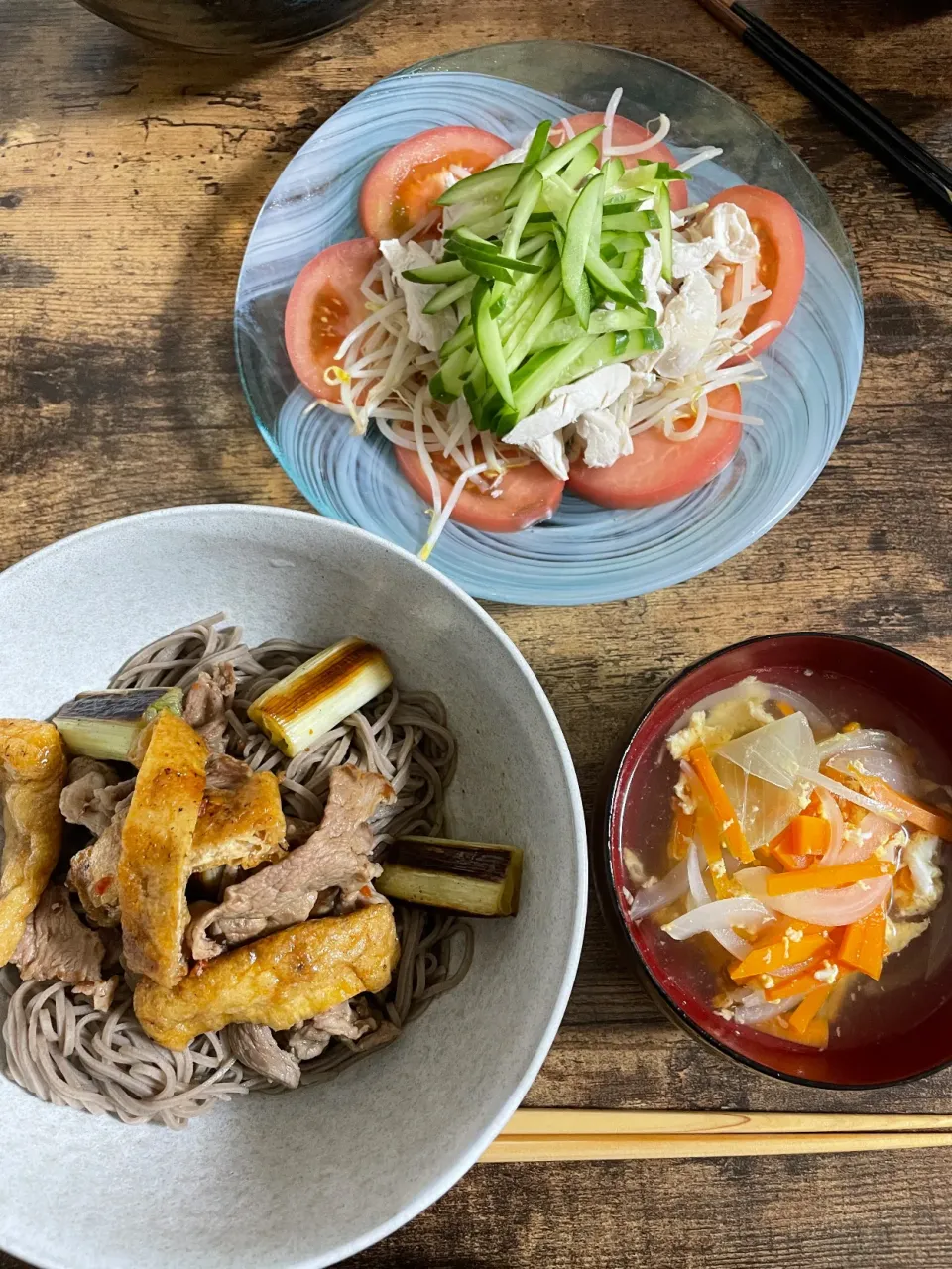 ピリ辛肉蕎麦と味噌汁、棒棒鶏サラダ|Mokoさん