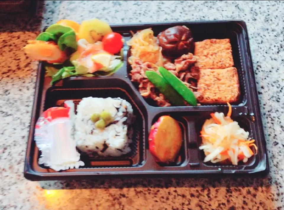 Snapdishの料理写真:居酒屋にちりんそう
牛すき焼き弁当
紅白なます
生ハムとレモンのサラダ（フレンチドレッシング）
梅しそひじきご飯
大学いも|ごますりさん