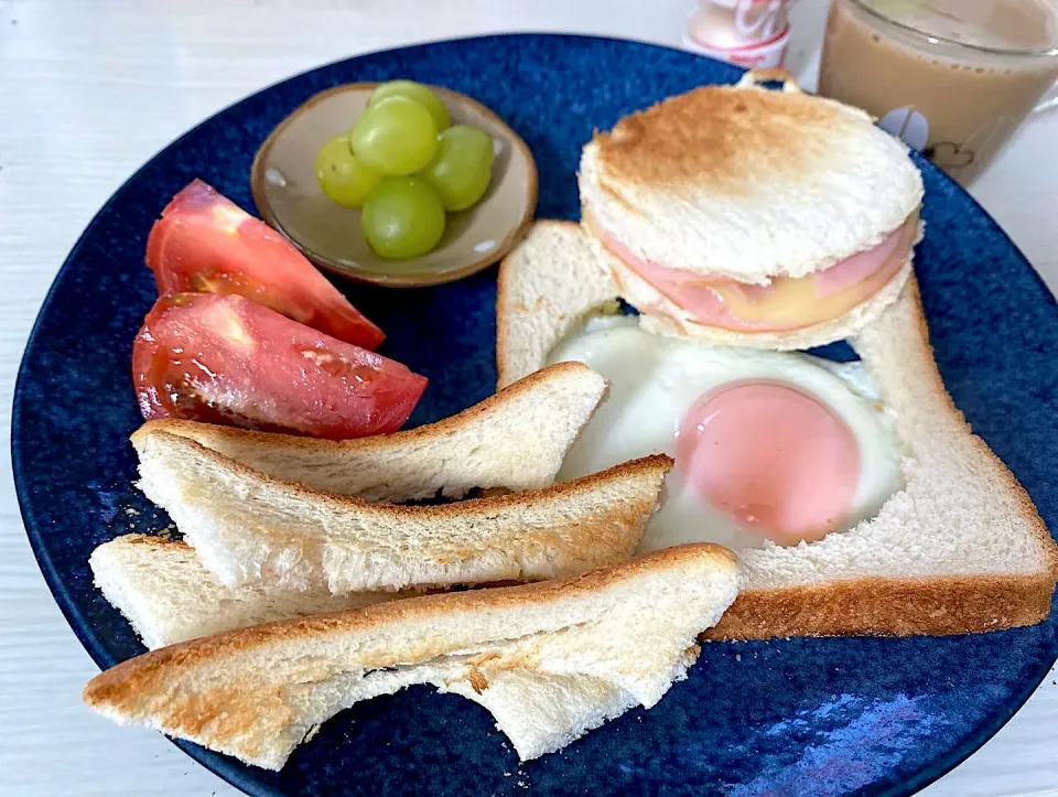 可愛いまんまるハムチーズサンドと目玉焼きトースト|こずりんさん