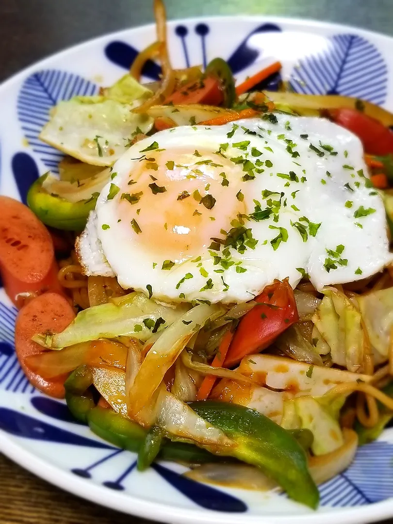 パパ作👨目玉焼きのせ焼きそば|ぱんだのままんさん