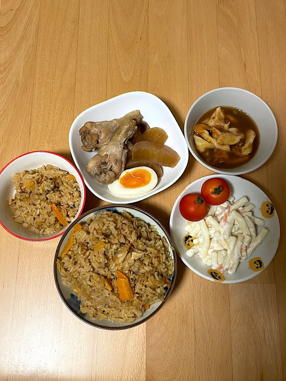 Snapdishの料理写真:味炊き込みご飯　マカロニサラダ　手羽鳥と大根のホロホロ煮　トマト|そのみさん