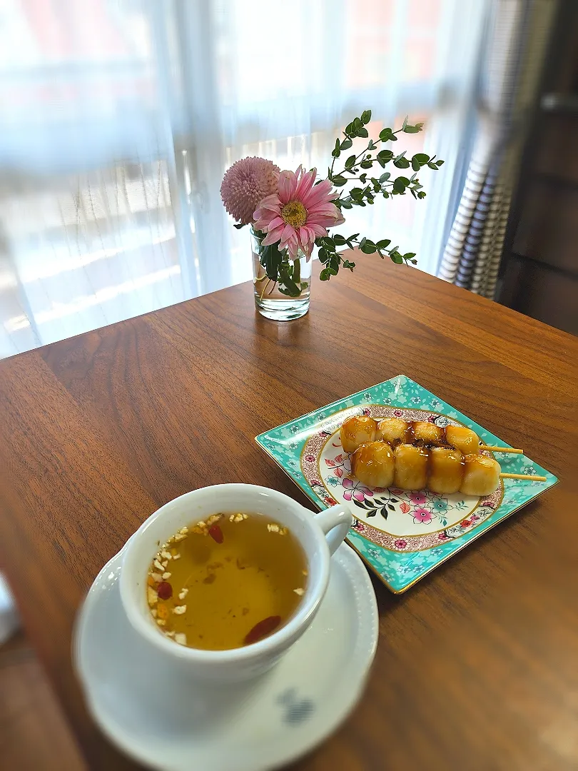 なんちゃって薬膳茶。9月9日、重陽の節句。
菊花茶が欲しくて近くの中国雑貨のお店に
行ったが菊花茶は扱ってなくて残念。

重陽の節句に菊酒を飲むのが中国の習慣。
私はお酒が飲めないのでお茶が欲しい。

ストックしてあったカモミールとリコリスのハーブティーを代用。カモミールはキク科、
リコリスは甘草のこと。

枸杞(クコ)、陳皮(チンピ)をプラスして
なんちゃって薬膳茶。みたらし団子をいただきました。|Tokukoさん