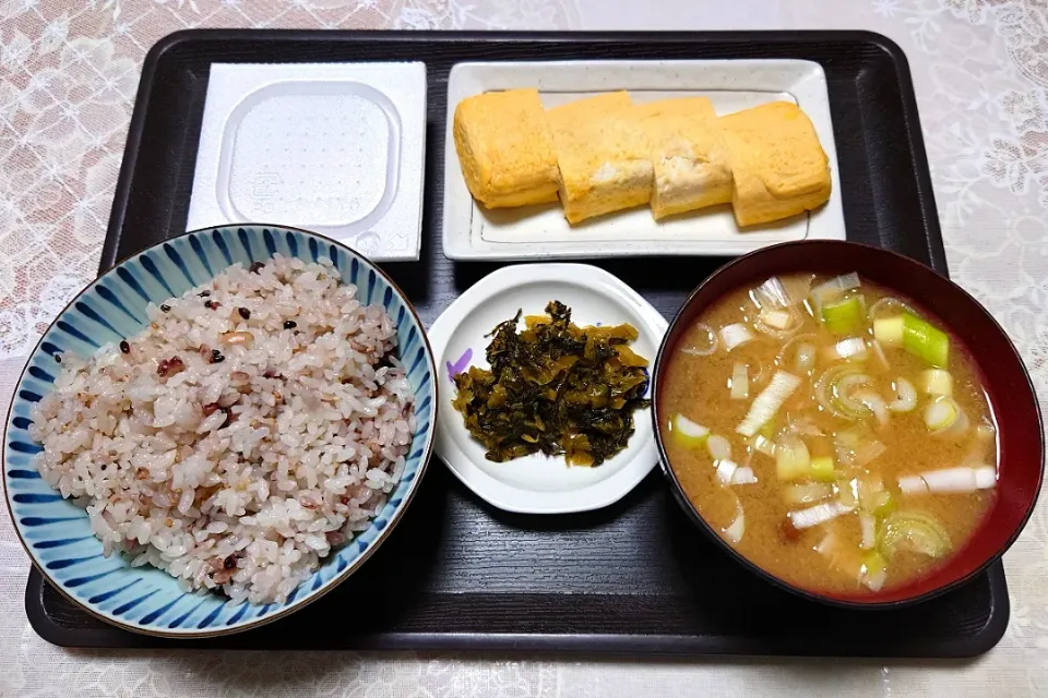 今日の朝ごはん（十六穀ごはんにだし巻き卵、納豆、なめこ汁、高菜漬）|Mars＠釜飯作り研究中さん