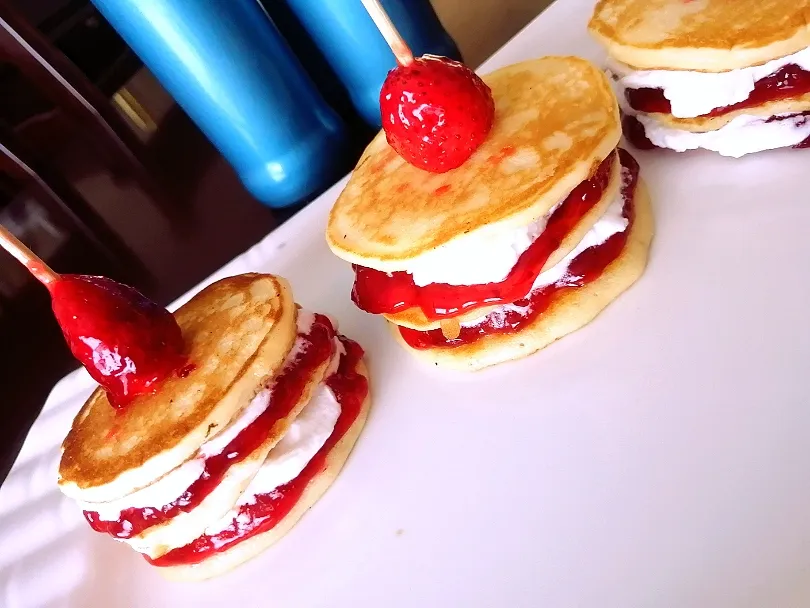 Mini pancakes with cream and strawberry jam|Teeさん