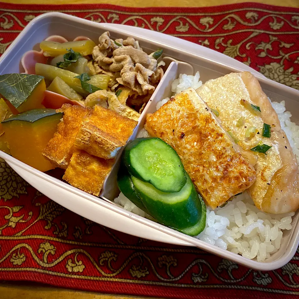 茄子と豚肉の煮浸しと、南瓜の煮物と、焼き厚揚げと、鮭のハラスのせご飯弁当|もえさん