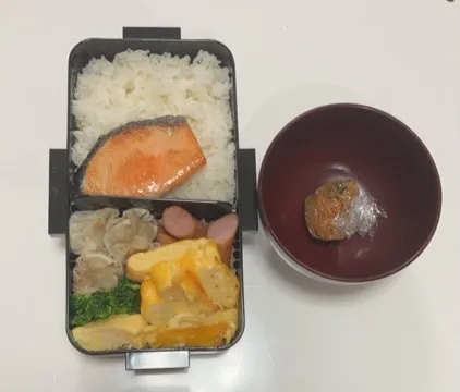 Snapdishの料理写真:パパ弁☆鮭☆ブロッコリー☆ウインナー☆焼売☆卵焼き☆みそ玉|Saharaさん