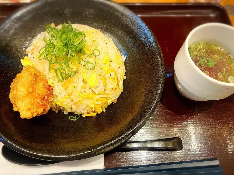 サービスランチ（たまご炒飯＋唐揚げ１個） ¥600|Blue Moon Caféさん