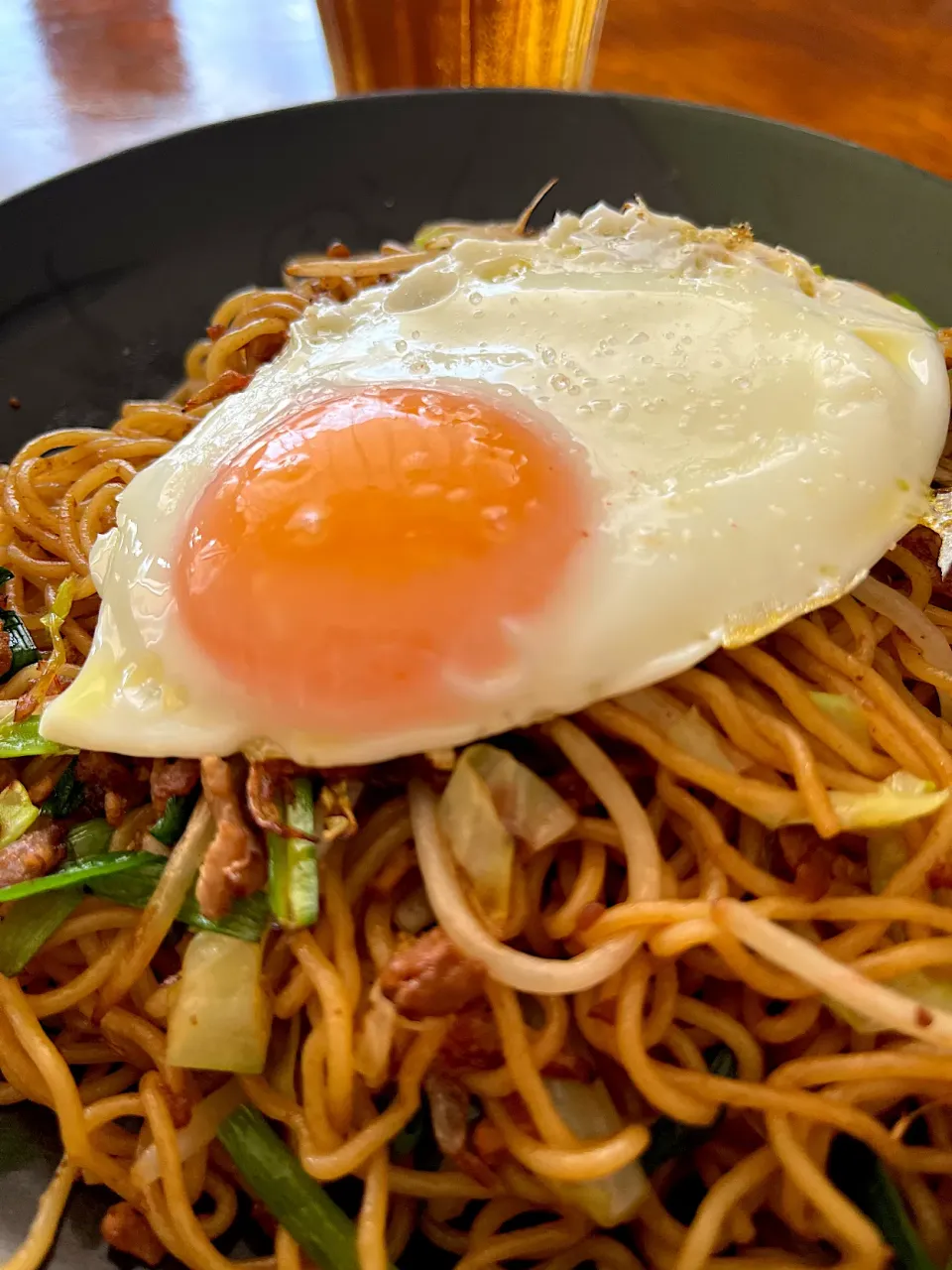 焼きそばに目玉焼き|さんだーさん