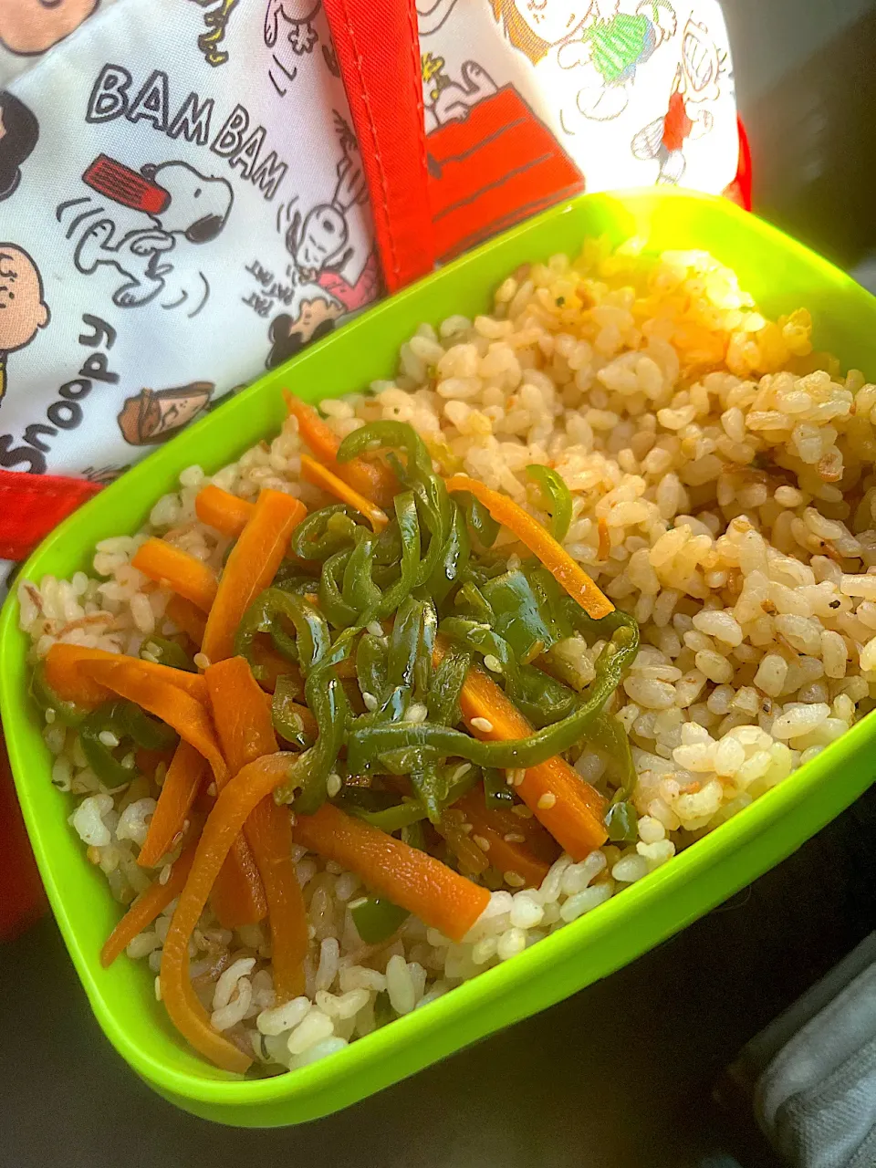 #昼飯　人参ピーマン炒め乗せ梅炊き込みロウカット玄米ちりめん混ぜご飯海苔挟み弁当|ms903さん