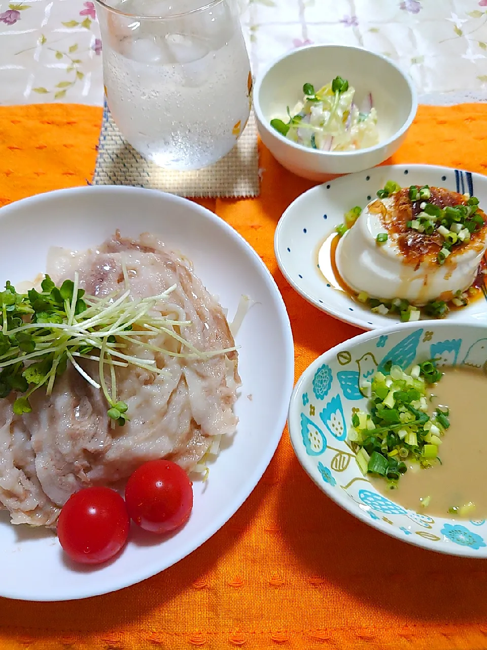 Snapdishの料理写真:夕ご飯は？

豚肉もやしの蒸したの|🍒ふみりん🍒さん