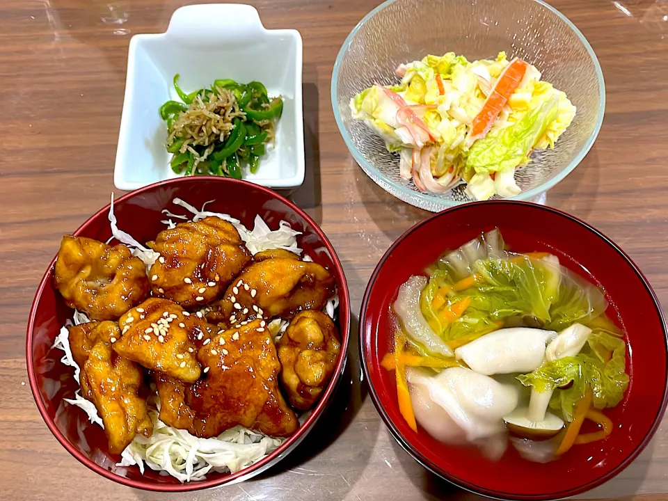 鶏肉の甘酢丼　水餃子スープ　白菜とカニカマのマヨポンサラダ　ピーマンとしらすの炒め物|おさむん17さん