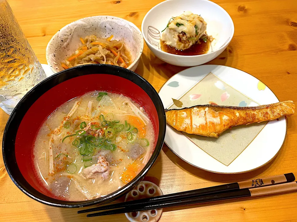 晩ごはんは豚汁、鮭の塩焼き、切り干し大根、冷奴（食べかけ）|Kouji  Kobayashiさん